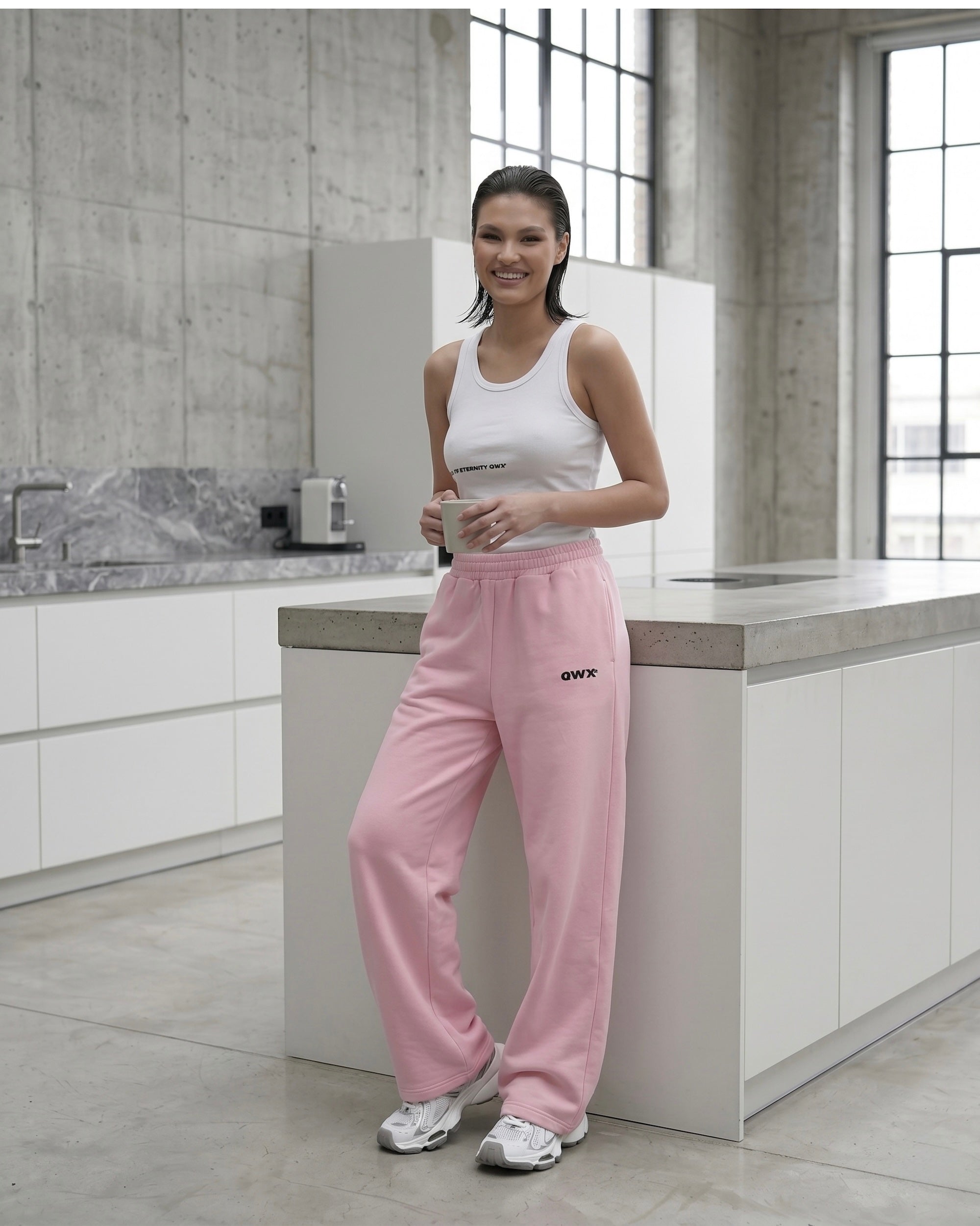 2-Piece Women Set: Ribbed Tank Top and Wide-Leg Sweatpants - Pink